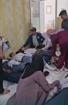 Para pelajar mendapatkan perawatan medis usai alami keracunan MBG di Cipingkor.  [Instagram]